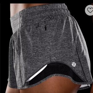 Lululemon hotty Hot Low-Rise Lined Short 2.5"
